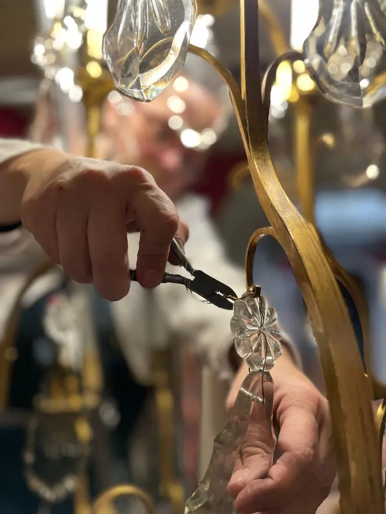 Beatriz restaurando una araña de cristal