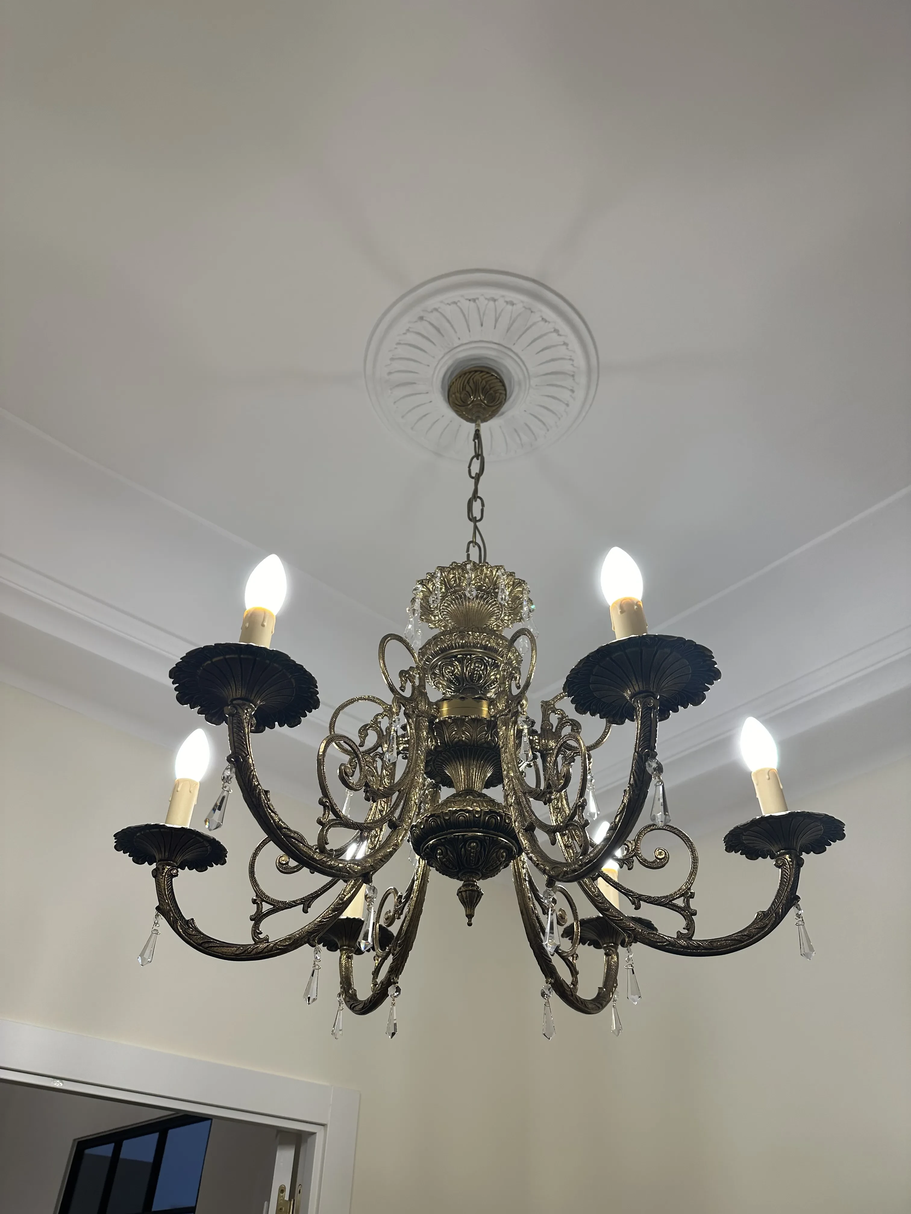 Araña de metal restaurada por Lámparas Sixto Madrid