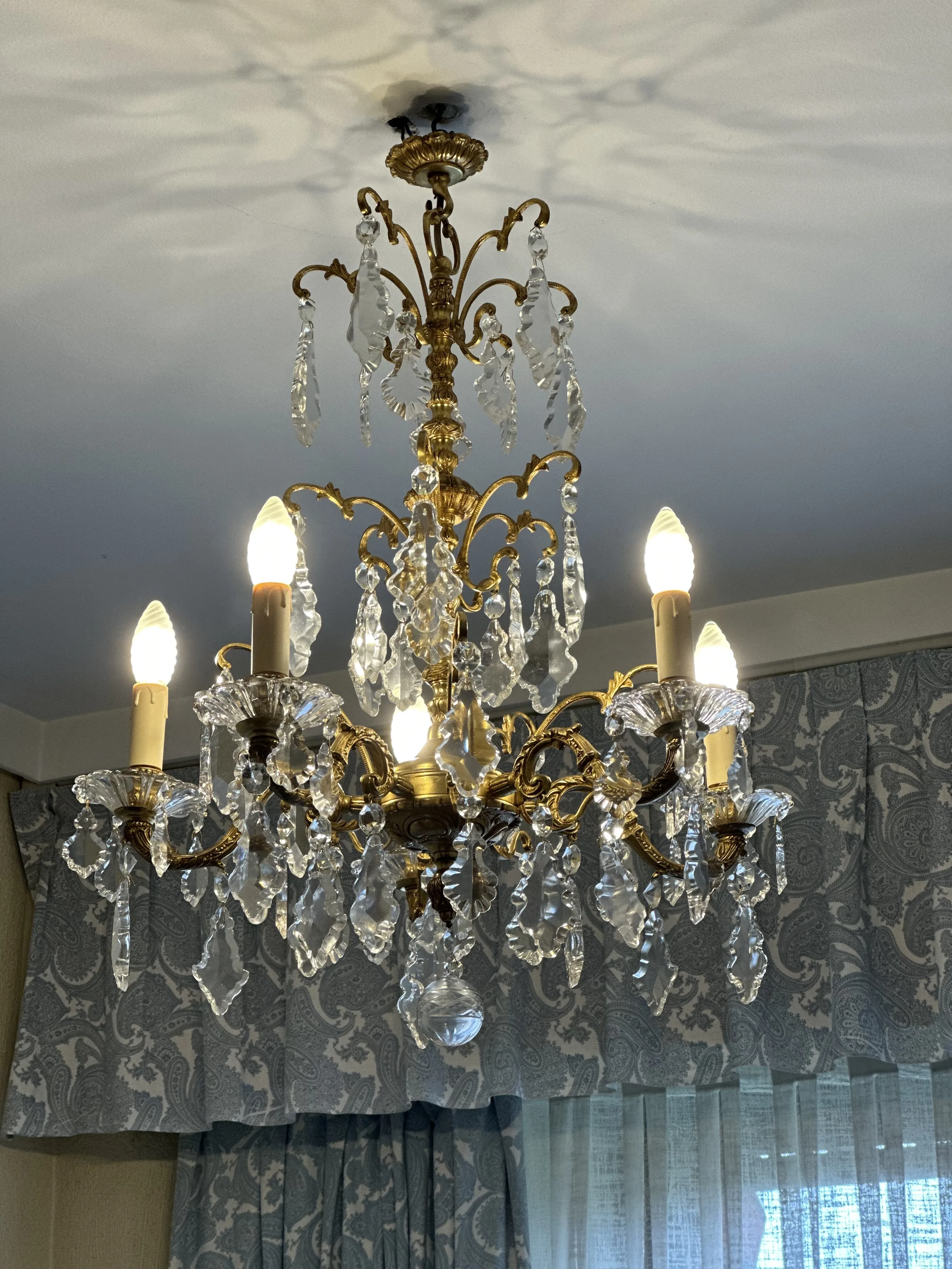 Tratamiento de metales en lámpara clásica — Lámparas Sixto Madrid